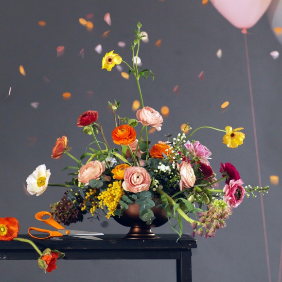 Bukiet kwiatów dla Mamy z praktyczną niespodzianką Dom, LIFESTYLE - Szybkimi krokami zbliża się Dzień Matki, a to doskonała okazja, aby obdarować mamę wspaniałym bukietem kwiatów. Jeśli lubimy sprawiać praktyczne prezenty to do bukietu dodajmy narzędzie ogrodowe do pielęgnacji kwiatów i roślin.