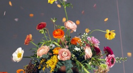 Bukiet kwiatów dla Mamy z praktyczną niespodzianką