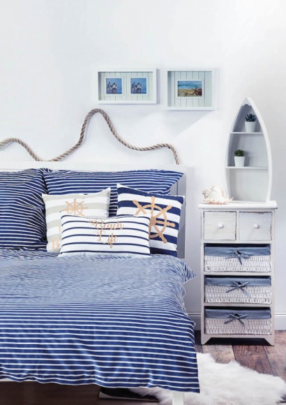 Morskie opowieści. Nadaj wnętrzom wakacyjny klimat z Netto Dom, LIFESTYLE - Wybrzeże to jeden z popularniejszych wakacyjnych kierunków. Jeśli również i ty jesteś fanem morza, szumu fal oraz czasu spędzanego nad wodą, z łatwością możesz przenieść odrobinę morskiego klimatu do swojego domu.