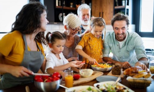 Prawie 90% badanych zostaje w kraju na wakacje – jak fajnie spędzić je w domu?