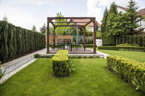 Prywatny Eden potrzebny od zaraz Dom, LIFESTYLE - Wiosna w pełni, słońce ma coraz większą moc, a wszechobecna zieleń sprawia, że trudno znieść całodzienny pobyt w pomieszczeniach. Coraz chętniej przenosimy się więc do ogrodów, które mogą z powodzeniem zmienić się w jadalnię czy nawet biuro.