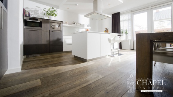 Postarzana podłoga dopełni każde wnętrze Dom, LIFESTYLE - Postarzane podłogi, na tle pozostałych elementów wykonanych z naturalnego drewna, wyróżniają się niesamowitym wyglądem. Są odpowiednie do rewitalizowanych obiektów, a jednocześnie genialnie prezentują się w nowoczesnych aranżacjach.