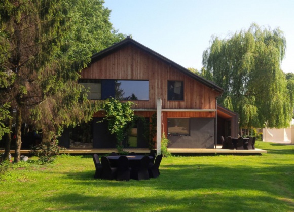 Ochrona budynku przed słońcem. Sprawdź, co radzi architekt