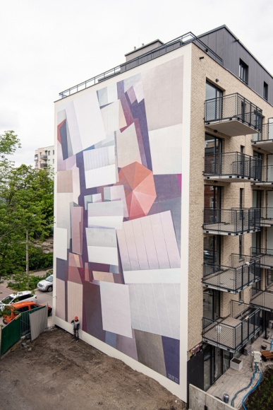 Mural o niezwykłym warszawskim bazarze gotowy. Ma aż 260 mkw. Dom, LIFESTYLE - Po 12 sesjach malarskich trwających do 10 godzin każda pamiątkowy mural na Nowej Pradze został ukończony. Jest wspomnieniem kultowego targowiska, wymalowanym na ścianie Stalowej 39 przez znanego artystę Daniela „Chazme” Kalińskiego.