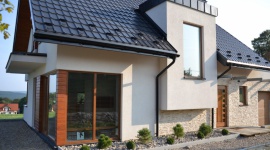 Dach – „kropka nad i” Twojego domu Dom, LIFESTYLE - Kształt, materiał, kolor – to trzy podstawowe zagadnienia związane z budową zadaszenia, które powinni dobrze poznać wszyscy przyszli inwestorzy. Są one ważne nie tylko ze względu na ich aspekt ekonomiczny czy estetyczny, ale przede wszystkim kwestie bezpieczeństwa.