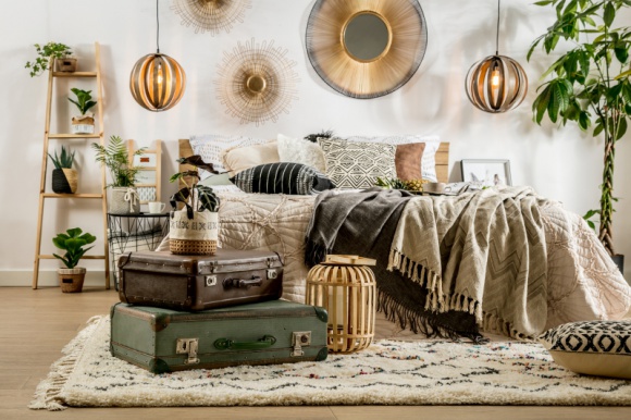 Styl boho-chic we wnętrzach – inspiracja naturą i luzem surferów Dom, LIFESTYLE - Naturalność, żywe kolory ziemi i liczne, etniczne detale to definicja stylu boho-chic we wnętrzach. Estetyczne mieszkania inspirowane dalekimi podróżami i luzem surferów cenione są przez wielu domatorów. Wszystko za sprawą eklektyzmu, łączącego vintage z nowoczesnością.