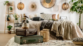 Styl boho-chic we wnętrzach – inspiracja naturą i luzem surferów