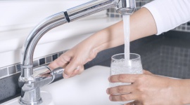 Instalacja wodna w budynkach jednorodzinnych – o czym należy pamiętać? Dom, LIFESTYLE - Jakość wody dostarczanej do naszych domów jest ściśle regulowana nie tylko przez polskie prawo, ale także rozporządzenia Unii Europejskiej. Jednak, żeby z kranu leciała higienicznie czysta i bezpieczna woda, niezbędny jest projekt i technicznie sprawna instalacja wewnętrzna.