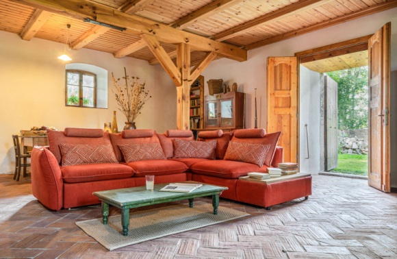 Jak wprowadzić lato do wnętrza? Dom, LIFESTYLE - Aranżacja własnego domu ma bardzo duży wpływ na samopoczucie i nastrój wszystkich mieszkańców. Kolory, meble i dodatki mogą pomóc stworzyć pozytywny, radosny nastrój, dodawać energii, pobudzać do działania, ale także koić nerwy i uspokajać.