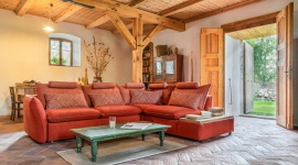 Jak wprowadzić lato do wnętrza? Dom, LIFESTYLE - Aranżacja własnego domu ma bardzo duży wpływ na samopoczucie i nastrój wszystkich mieszkańców. Kolory, meble i dodatki mogą pomóc stworzyć pozytywny, radosny nastrój, dodawać energii, pobudzać do działania, ale także koić nerwy i uspokajać.