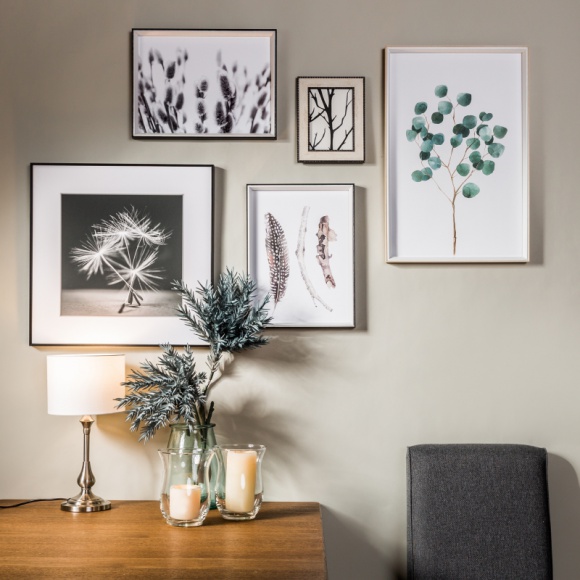 Obrazy i plakaty, które odmienią Twoje mieszkanie Dom, LIFESTYLE - Obrazy, naklejki, plakaty, fototapety – możliwości dekoracji ścian jest wiele. Wszystko zależy od stylu całego wnętrza i preferencji domowników. Dekoracja ścienna to prosta i ekonomiczna metoda na metamorfozę pomieszczenia oraz jego stylowe uzupełnienie.