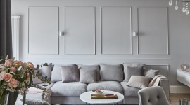 Pudrowa elegancja na warszawskim Mokotowie Dom, LIFESTYLE - Biały Kamień to świetne miejsce dla wszystkich, którzy kochają rytm miasta, a jednocześnie cenią relaks na łonie natury. Bliskie sąsiedztwo Pól Mokotowskich i lokalizacja niemal w samym sercu stolicy - czego chcieć więcej?