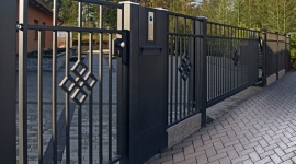 W dobrym stylu - ogrodzenie Jaspis marki Plast-Met Systemy Ogrodzeniowe Dom, LIFESTYLE - Eleganckie elementy dekoracyjne i pionowe kształtowniki zamknięte w prostokątnej ramie sprawiają, że ogrodzenie Jaspis wyróżnia się na tle innych ogrodzeń stalowych. Jeśli wzbogacimy je o szerokie słupy, możemy nadać naszej posesji prawdziwie rezydencjonalny charakter.