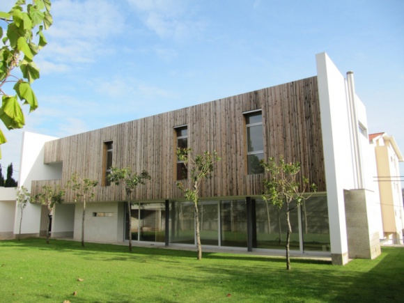 Drewno termowane – lokalne gatunki w egzotycznym stylu Dom, LIFESTYLE - O procesie termowania i wyborze rodzimych gatunków drewna opowiada Darina Lazarova, ekspert od tarasów i elewacji w JAF Polska...