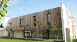 Drewno termowane – lokalne gatunki w egzotycznym stylu Dom, LIFESTYLE - O procesie termowania i wyborze rodzimych gatunków drewna opowiada Darina Lazarova, ekspert od tarasów i elewacji w JAF Polska...