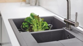 Sezon letni w strefie zmywania Dom, LIFESTYLE - Dyskomfort braku funkcjonalnej strefy zmywania możemy odczuć szczególnie latem, kiedy jemy więcej świeżych warzyw i owoców, które przed spożyciem trzeba umyć.