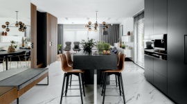 Azyl w Zaciszu Dom, LIFESTYLE - Spokojne warszawskie Zacisze na swój azyl wybrała czteroosobowa rodzina. O aranżację wnętrza zadbał zespół Modoso Interiors, w którym za kreację odpowiada Przemek Maziarz.