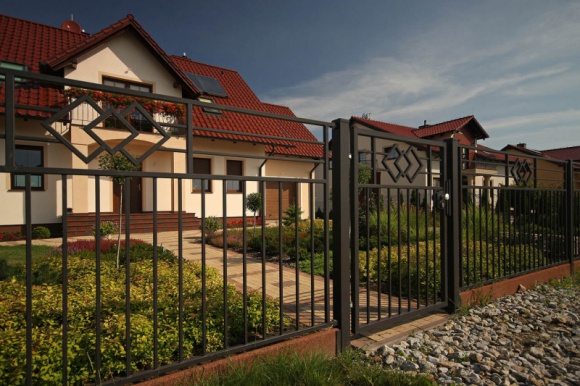 Jak zaplanować efektowną i wygodną strefę wejściową do swojego domu? Dom, LIFESTYLE - W myśl zasady „jak cię widzą, tak cię piszą” właściciele domów starają się, aby widoczna z ulicy część posesji prezentowała się możliwie najpiękniej. Nie zapominajmy jednak, że strefa frontowa pełni nie tylko funkcję reprezentacyjną.