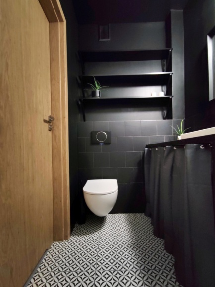 Nie warto oszczędzać na jakości Dom, LIFESTYLE - 36-metrowe mieszkanie na wynajem niedawno przeszło generalny remont. Pomysł na prosty, neutralny wystrój nawiązujący do estetyki Bauhausu wyszedł od Agnieszki Musiał, architektki odpowiedzialnej za metamorfozę wnętrza.