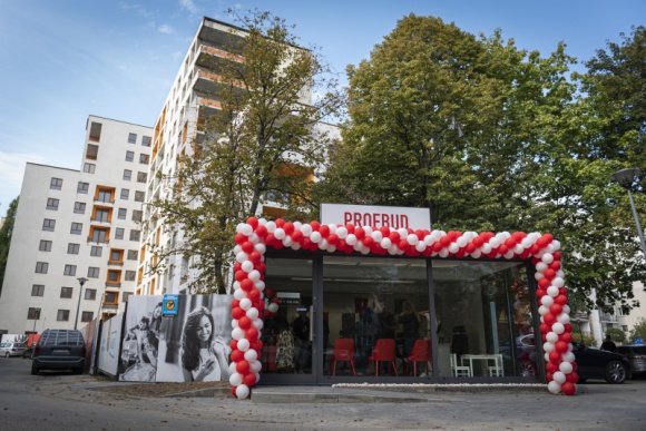 Zakątek Cybisa by Profbud – biuro sprzedaży na Ursynowie już otwarte Dom, LIFESTYLE - Dnia 24 września b.r., na warszawskim Ursynowie odbyło się oficjalne otwarcie biura sprzedaży inwestycji Zakątek Cybisa by Profbud. W budynku powstanie blisko 300 mieszkań, a termin zakończenia budowy przewidziany jest na I kwartał 2022 roku.