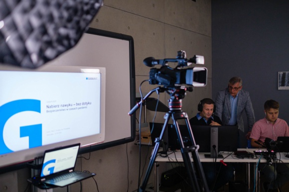 Twoja wiedza, twój zysk. Studio Geberit zaprasza na cykl webinariów. Dom, LIFESTYLE - Geberit stale trzyma rękę na pulsie bieżących wydarzeń, śledząc aktualne tendencje i potrzeby rynku. Dlatego w warszawskiej siedzibie firmy uruchomił autorskie studio nagrań i już od września rusza z cyklem szkoleń online skierowanych do kilku grup klientów.