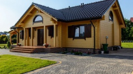 Dom w stylu polskim – gdzie chcą mieszkać Polacy u progu trzeciej dekady XXI wie Dom, LIFESTYLE - Ponad połowa Polaków (ok. 56 %) mieszka w domach jednorodzinnych. Jak zatem kształtują się dzisiejsze upodobania inwestorów znad Wisły jeśli chodzi o wygląd, ale też powierzchnię i wysokość domów?