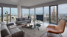 Sky is the limit! Luksusowy apartament w sercu Warszawy Dom, LIFESTYLE - Widok na Pałac Kultury i Nauki i panoramę stolicy. Lokalizacja w samym sercu miasta. 160 metrów wysokości, 44 piętra, dostęp do siłowni, jacuzzi i pomieszczeń klubowych.