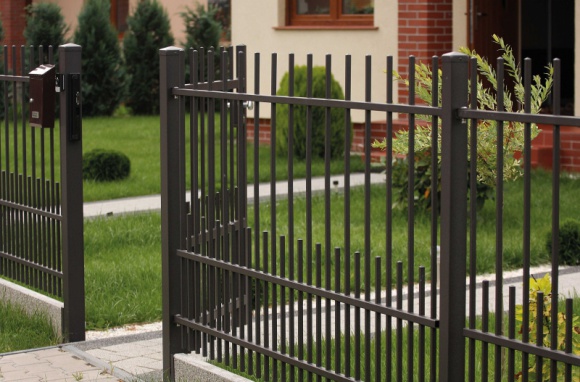 Na straży domowego bezpieczeństwa - Nowoczesne Ogrodzenie Frontowe Ametyst Dom, LIFESTYLE - Estetyczny wygląd i solidność to ważne zalety każdego ogrodzenia. Rodzice małych dzieci i właściciele niewielkich zwierząt domowych często zwracają uwagę na jeszcze jedną cechę – bezpieczeństwo. Dużą popularnością w tej grupie cieszy się model Ametyst.