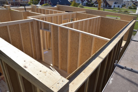 Belki dwuteowe to przyszłość nowoczesnych konstrukcji ścian, stropów i dachów Dom, LIFESTYLE - Od litego drewna suchego są lżejsze o blisko połowę i aż o 90% bardziej stabilne wymiarowo. Lekkie i wytrzymałe na zginanie belki dwuteowe, stanowiące podstawę systemu konstrukcyjnego STEICO, pozwalają przykryć strop do dziewięciu metrów bez dodatkowych podpór.