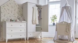 Biel w pokoju dziecka – 5 kroków do udanej aranżacji Dom, LIFESTYLE - Będąc rodzicami, zastanawiamy się jak urządzić pokój dziecka, otaczając je przedmiotami, meblami oraz kolorami dobrze działającymi na kształtującą się u młodego człowieka wyobraźnię.
