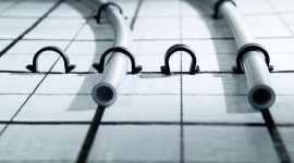 Ciepło od stóp – rozważamy instalację ogrzewania podłogowego Dom, LIFESTYLE - Do niedawna najpopularniejszym elementem grzewczym w naszych domach były tradycyjne grzejniki. Jednak z czasem ustąpiły miejsca alternatywnym systemom, takim jak wodne ogrzewanie podłogowe.