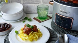 Zdrowa i oszczędna kuchnia w stylu wolnym Dom, LIFESTYLE - Idea wolnego gotowania oraz korzystania z urządzeń zwanych wolnowarami dopiero zdobywa w Polsce popularność. Tymczasem w krajach zachodnich są to bardzo popularne urządzenia AGD w domu.