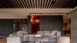 Konsekwentny i ciepły modernizm na przedmieściach Szczecina Dom, LIFESTYLE - Stworzenie nowej jakości w już istniejącym kontekście, to jedno z trudniejszych zadań dla architektów. Ale dom w szczecińskiej dzielnicy Osów udowadnia, że powierzając przebudowę utalentowanym projektantom można spodziewać się spektakularnego efektu.