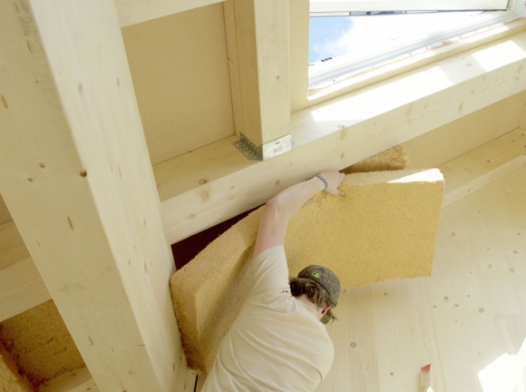 Szybko, sprawnie i skutecznie: docieplanie dachu od wewnątrz Dom, LIFESTYLE - Prace remontowe podczas docieplania dachu można przeprowadzić sprawnie i niezależnie od pogody, wykonując warstwę termoizolacji od wewnątrz budynku. Dodatkowe docieplenie przestrzeni między krokwiami matami STEICOflex 036 skutecznie ograniczy straty ciepła.