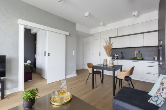 Nowoczesne i funkcjonalne – niewielkie mieszkanie na wynajem Dom, LIFESTYLE - Przeznaczone na wynajem mieszkanie urządzono prosto i funkcjonalnie, mając na uwadze przede wszystkim komfort przyszłych lokatorów. Nienaganna stylistyka oraz wysokiej jakości materiały wykończeniowe dają pewność, że wystrój przetrwa próbę czasu.