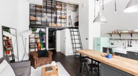 Loftowe wnętrze na krakowskiej dzielnicy Krowodrza Dom, LIFESTYLE - Neutralna paleta kolorów, wysokie sufity, otwarta przestrzeń i sypialnia na stalowej antresoli, a do tego grzejniki w stylu vintage. Tak prezentuje się 55-metrowe mieszkanie zlokalizowane w starym lofcie na krakowskiej dzielnicy Krowodrza.