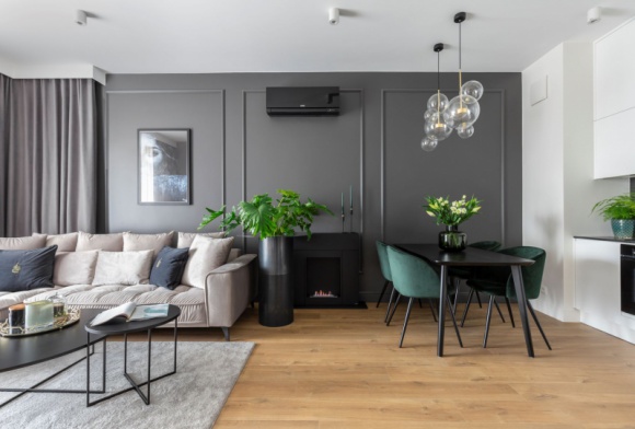 Przytulne wnętrze, w którym biokominek tworzy niepowtarzalną atmosferę. Dom, LIFESTYLE - Zapraszamy dziś do niewielkiego, lecz dopracowanego w każdym detalu mieszkania, które znajduje się w warszawskiej, eleganckiej dzielnicy Wilanów. Wnętrze utrzymane w pastelowej kolorystyce przyciąga jak magnes kojącą atmosferą i przytulnością.