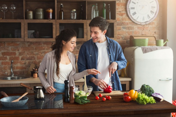 Krój i siekaj! Czy drewniany blat sprawdzi się w kuchni? Dom, LIFESTYLE - Co jest najważniejsze w kuchni? Oczywiście, że blat! Powie to kucharz, architekt i projektant mebli. Od blatu zależy nie tylko uroda pomieszczenia czy wygląd całej zabudowy, lecz również komfort użytkowników.