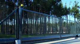 Solidna konstrukcja do zadań specjalnych Dom, LIFESTYLE - Brama wjazdowa spełnia ważną funkcję. Są miejsca, które wymagają specjalnych rozwiązań – tereny przemysłowe, centra logistyczne czy obiekty sportowe nie tylko potrzebują solidnego ogrodzenia, ale też często posiadają wjazdy o dużej szerokości.