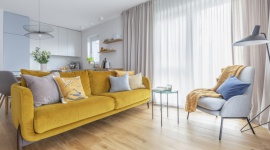 Mieszkanie na Białołęce w kolorach roku 2021 Dom, LIFESTYLE - Nienaganny styl, funkcjonalność i pełna zgodność z najnowszymi trendami – mieszkanie na warszawskiej Białołęce pokazuje, jak bardzo przydaje się pomoc doświadczonego architekta, by przekuć marzenia i potrzeby młodego małżeństwa w zgrabne, przyjemne dla oka i wygodne wnętrze.