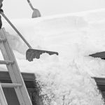 Bezpieczny dach zimą – dlaczego regularne usuwanie zalegającego śniegu jest taki