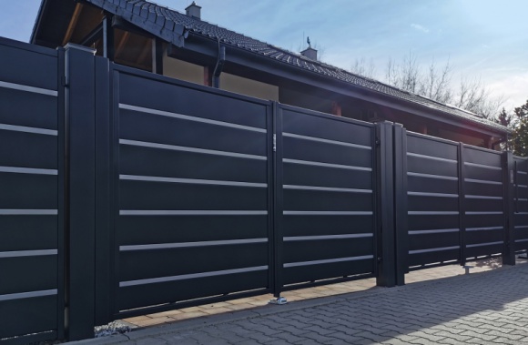  Dom, LIFESTYLE - Trawertyn PLUS to wyjątkowa odsłona wzoru, który należy do najlepiej sprzedających się modeli firmy Plast-Met Systemy Ogrodzeniowe. Dzięki wprowadzeniu wąskich kształtowników pomiędzy szerokie poziome poprzeczki uzyskano przegrodę, która chroni posesję i prywatność domowników.