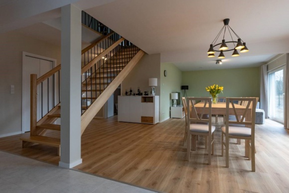 Dom, LIFESTYLE - 16-osobowa rodzina z Wierzbicy, której losy śledziła cała Polska, właśnie otrzymała klucze do swojego nowego domu. AkzoNobel, producent m.in. farb Dulux, w ramach projektu zadbał, aby mieszkańcy cieszyli się wnętrzami w pięknych kolorach.