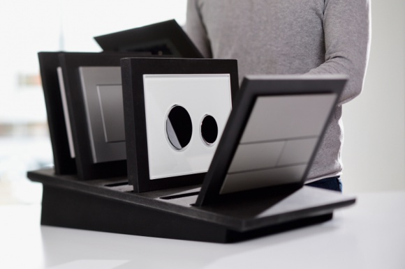  Dom, LIFESTYLE - Jako jedyny widoczny element spłuczki podtynkowej, przycisk ma swoją rolę w aranżacji łazienki. Podpowiadamy, jakie jego cechy warto wziąć pod uwagę, by osiągnąć efekt, o jakim marzymy.