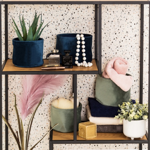  Dom, LIFESTYLE - Pierwsze promienie słońca, które nieśmiało zaglądają do naszych wnętrz, zwiastują nadejście długo wyczekiwanej wiosny. Ciepłe ubrania, szaliki i koce powoli idą w odstawkę, w zamian pojawia się uśmiech, dużo zapału do pracy i… zmiany w naszych domach.