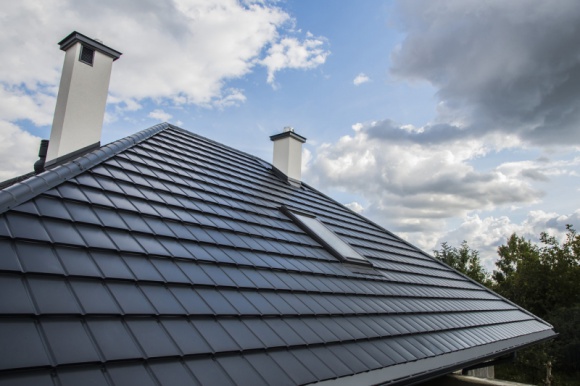  Dom, LIFESTYLE - Dach bywa określany mianem piątej elewacji i bez wątpienia jest jedną z najczęściej oglądanych, a co za tym idzie, reprezentatywnych powierzchni domu. Dlatego nasz wybór dotyczący rodzaju pokrycia dachowego jest niezwykle istotny i warto dobrze go przemyśleć.