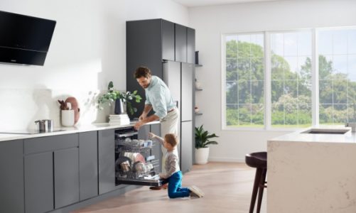 Zawsze błyszczące naczynia. Jak dbać o zmywarkę, aby osiągnąć taki efekt?