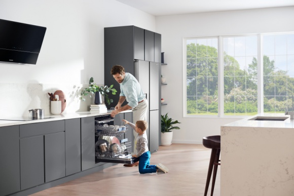 Zawsze błyszczące naczynia. Jak dbać o zmywarkę, aby osiągnąć taki efekt?