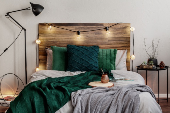  Dom, LIFESTYLE - Spragnieni kontaktu z naturą także w miejskiej codzienności, chętnie wzbogacamy swe domy o elementy wyposażenia i wystroju wykonane z drewna. Sprawę znacznie ułatwiają klejone blaty drewniane, nieocenione nie tylko w montażu zabudowy kuchennej.