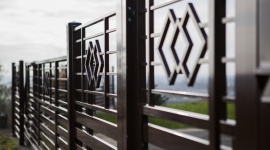  Dom, - Systemy modułowe mają tę zaletę, że pozwalają w prosty sposób stworzyć indywidualnie dobraną całość z kompatybilnych ze sobą elementów. Firma Plast-Met Systemy Ogrodzeniowe dała taką możliwość swoim klientom dzięki Modułowym Ogrodzeniom Frontowym.